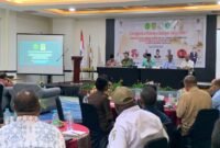 Narasumber saat memaparkan materi pada kegiatan mewujudkan keluarga bahagia dan sejahtera di Ballroom Hotel Horjson Ultima Timika, Kamis (30/4/2026). (Foto: Galeri Papua/Ahmad)