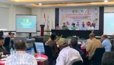 Narasumber saat memaparkan materi pada kegiatan mewujudkan keluarga bahagia dan sejahtera di Ballroom Hotel Horjson Ultima Timika, Kamis (30/4/2026). (Foto: Galeri Papua/Ahmad)