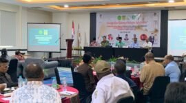 Narasumber saat memaparkan materi pada kegiatan mewujudkan keluarga bahagia dan sejahtera di Ballroom Hotel Horjson Ultima Timika, Kamis (30/4/2026). (Foto: Galeri Papua/Ahmad)