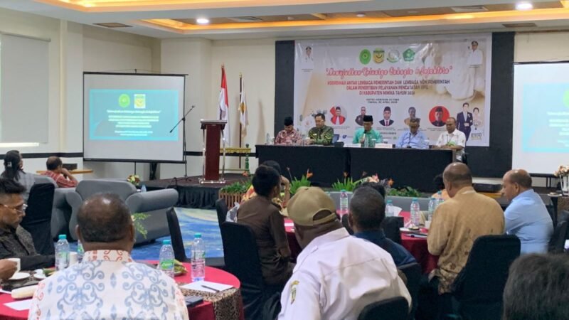 Narasumber saat memaparkan materi pada kegiatan mewujudkan keluarga bahagia dan sejahtera di Ballroom Hotel Horjson Ultima Timika, Kamis (30/4/2026). (Foto: Galeri Papua/Ahmad)