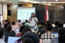 Elviliana Y. Watopa, M.B.A., Managing Partner Grasberg Academy, memaparkan materi kepada para peserta dalam pelatihan Artificial Intelligence yang digelar PT Freeport Indonesia bersama Komite Eksekutif Percepatan Pembangunan Otonomi Khusus Papua, Pemerintah Kabupaten Mimika, dan Grasberg Academy di Timika. (Foto: Galeri Papua/Endy Langobelen)