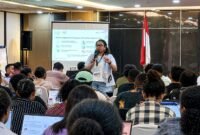Elviliana Y. Watopa, M.B.A., Managing Partner Grasberg Academy, memaparkan materi kepada para peserta dalam pelatihan Artificial Intelligence yang digelar PT Freeport Indonesia bersama Komite Eksekutif Percepatan Pembangunan Otonomi Khusus Papua, Pemerintah Kabupaten Mimika, dan Grasberg Academy di Timika. (Foto: Galeri Papua/Endy Langobelen)