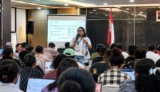 Elviliana Y. Watopa, M.B.A., Managing Partner Grasberg Academy, memaparkan materi kepada para peserta dalam pelatihan Artificial Intelligence yang digelar PT Freeport Indonesia bersama Komite Eksekutif Percepatan Pembangunan Otonomi Khusus Papua, Pemerintah Kabupaten Mimika, dan Grasberg Academy di Timika. (Foto: Galeri Papua/Endy Langobelen)