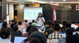 Elviliana Y. Watopa, M.B.A., Managing Partner Grasberg Academy, memaparkan materi kepada para peserta dalam pelatihan Artificial Intelligence yang digelar PT Freeport Indonesia bersama Komite Eksekutif Percepatan Pembangunan Otonomi Khusus Papua, Pemerintah Kabupaten Mimika, dan Grasberg Academy di Timika. (Foto: Galeri Papua/Endy Langobelen)