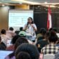Elviliana Y. Watopa, M.B.A., Managing Partner Grasberg Academy, memaparkan materi kepada para peserta dalam pelatihan Artificial Intelligence yang digelar PT Freeport Indonesia bersama Komite Eksekutif Percepatan Pembangunan Otonomi Khusus Papua, Pemerintah Kabupaten Mimika, dan Grasberg Academy di Timika. (Foto: Galeri Papua/Endy Langobelen)