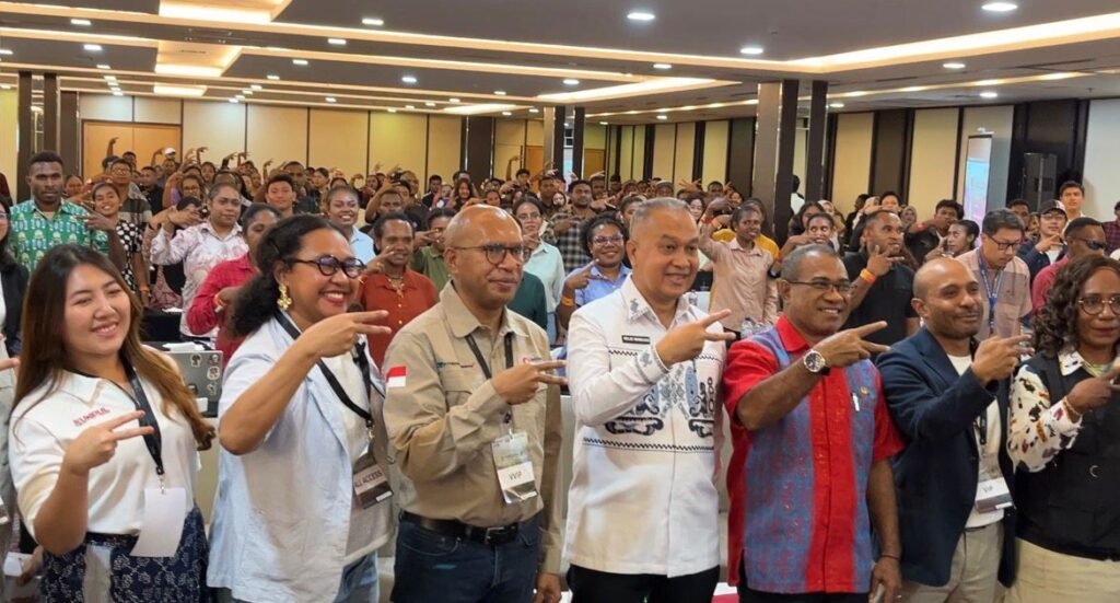 Foto bersama saat pembukaan pelatihan Artificial Intelligence yang digelar PT Freeport Indonesia bersama Komite Eksekutif Percepatan Pembangunan Otonomi Khusus Papua, Pemerintah Kabupaten Mimika, dan Grasberg Academy di Timika. (Foto: Galeri Papua/Endy Langobelen)