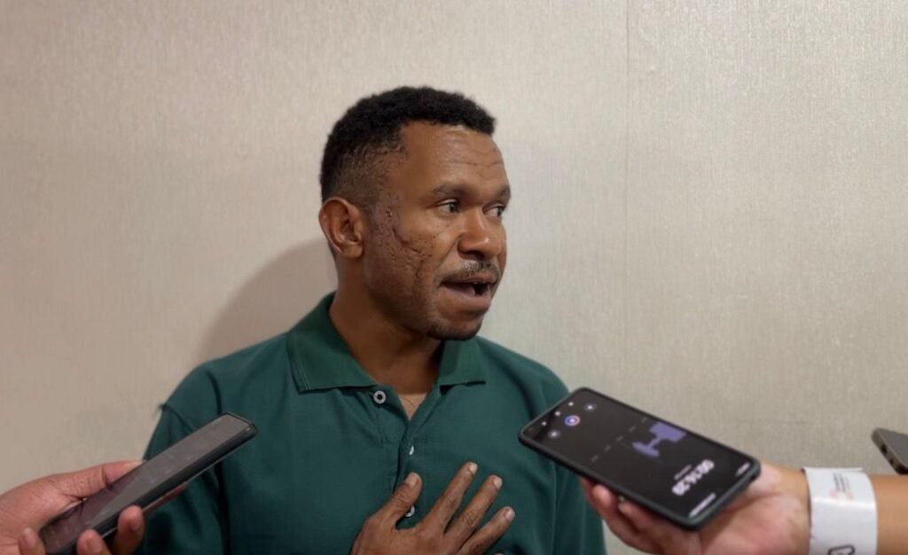 Albertus Magal, siswa apprentice di Institut Pertambangan Nemangkawi, menyampaikan kesannya usai mengikuti pelatihan Artificial Intelligence yang digelar PT Freeport Indonesia bersama Komite Eksekutif Percepatan Pembangunan Otonomi Khusus Papua, Pemerintah Kabupaten Mimika, dan Grasberg Academy di Timika. (Foto: Galeri Papua/Endy Langobelen)