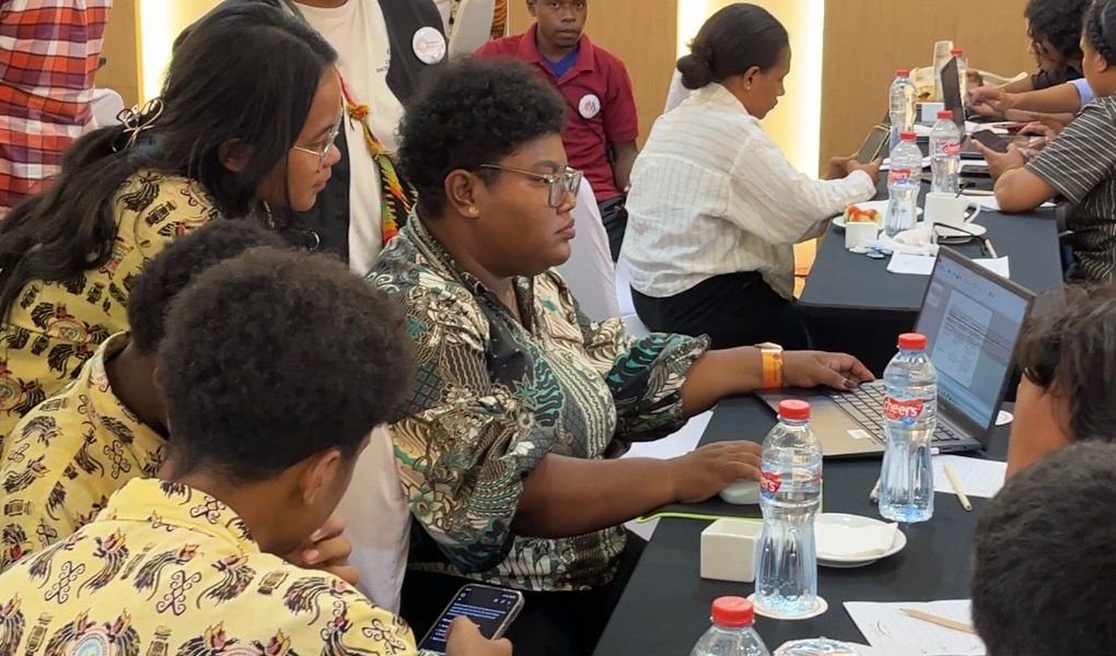 Febby Maria Kambuaya, seorang guru di Timika, bersama rekan sekelompok mengerjakan tugas workshop dalam pelatihan Artificial Intelligence yang digelar PT Freeport Indonesia bersama Komite Eksekutif Percepatan Pembangunan Otonomi Khusus Papua, Pemerintah Kabupaten Mimika, dan Grasberg Academy di Timika. (Foto: Galeri Papua/Endy Langobelen)