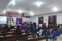 Jemaat mengikuti seminar Paskah tentang makna penyaliban Yesus Kristus di Gereja GPKAI, Timika, Papua Tengah, Sabtu, 4 April 2026. Foto: GaleriPapua/Kevin Kurni