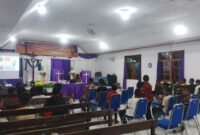 Jemaat mengikuti seminar Paskah tentang makna penyaliban Yesus Kristus di Gereja GPKAI, Timika, Papua Tengah, Sabtu, 4 April 2026. Foto: GaleriPapua/Kevin Kurni