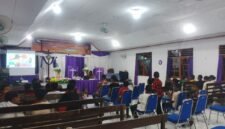 Jemaat mengikuti seminar Paskah tentang makna penyaliban Yesus Kristus di Gereja GPKAI, Timika, Papua Tengah, Sabtu, 4 April 2026. Foto: GaleriPapua/Kevin Kurni