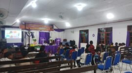 Jemaat mengikuti seminar Paskah tentang makna penyaliban Yesus Kristus di Gereja GPKAI, Timika, Papua Tengah, Sabtu, 4 April 2026. Foto: GaleriPapua/Kevin Kurni