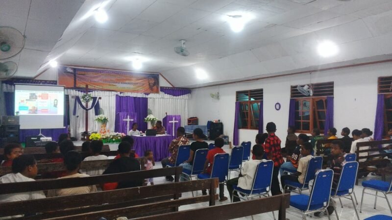 Jemaat mengikuti seminar Paskah tentang makna penyaliban Yesus Kristus di Gereja GPKAI, Timika, Papua Tengah, Sabtu, 4 April 2026. Foto: GaleriPapua/Kevin Kurni