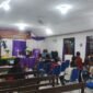 Jemaat mengikuti seminar Paskah tentang makna penyaliban Yesus Kristus di Gereja GPKAI, Timika, Papua Tengah, Sabtu, 4 April 2026. Foto: GaleriPapua/Kevin Kurni