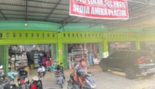 Salah satu toko penjual plastik di Kabupaten Mimika yang terdampak kenaikan harga bahan baku. Galeripapua/ Kevin Kurni
