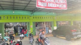 Salah satu toko penjual plastik di Kabupaten Mimika yang terdampak kenaikan harga bahan baku. Galeripapua/ Kevin Kurni
