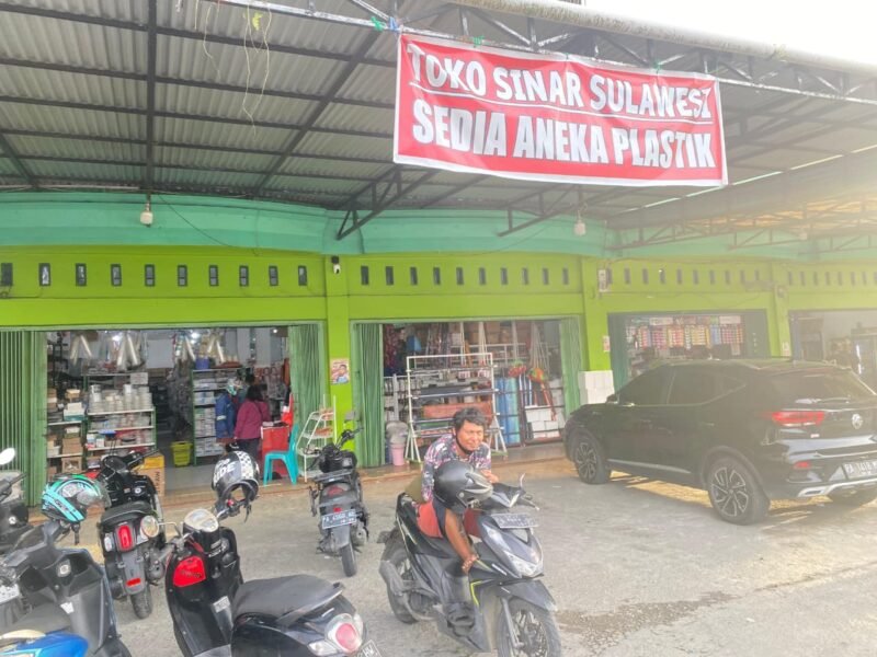 Salah satu toko penjual plastik di Kabupaten Mimika yang terdampak kenaikan harga bahan baku. Galeripapua/ Kevin Kurni
