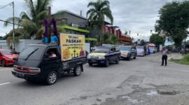 Deretan kendaraan hias melintas di Jalan Budi Utomo, Timika, dalam Parade Paskah lintas agama, Selasa, 7 April 2026. Foto: Galeripapua/ Ahmad