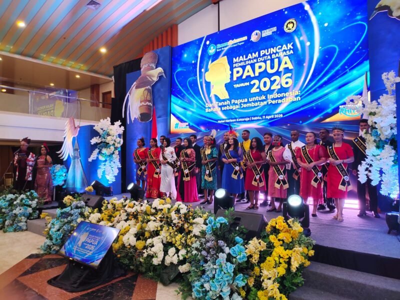 Finalis Duta Bahasa Papua 2026 pada malam puncak pemilihan duta bahasa Papua di Kota Jayapura, Sabtu, 11 April 2026. Galeripapua/Ikbal Asra 