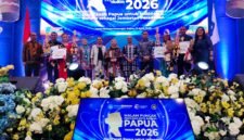 Finalis Duta Bahasa Papua 2026 bersama Dewan Juri tampil pada Malam Puncak Pemilihan Duta Bahasa Papua di Jayapura, Sabtu, 11 April 2026. Galeripapua/Ikbal Asra