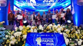 Finalis Duta Bahasa Papua 2026 bersama Dewan Juri tampil pada Malam Puncak Pemilihan Duta Bahasa Papua di Jayapura, Sabtu, 11 April 2026. Galeripapua/Ikbal Asra