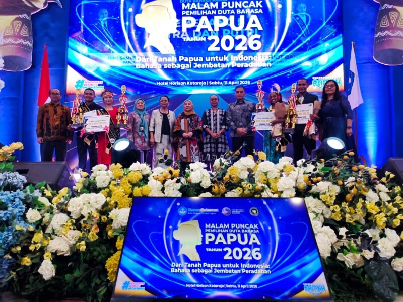 Finalis Duta Bahasa Papua 2026 bersama Dewan Juri tampil pada Malam Puncak Pemilihan Duta Bahasa Papua di Jayapura, Sabtu, 11 April 2026. Galeripapua/Ikbal Asra