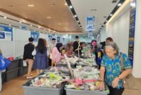Pengunjung memadati area bazar perkakas rumah tangga yang digelar IHLS bersama SAGA Retail Group di SAGA Waena, Jayapura, Kamis, 23 April 2026. Galeripapua/ Ikbal Asra