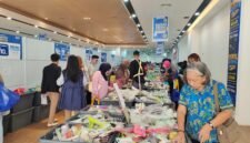 Pengunjung memadati area bazar perkakas rumah tangga yang digelar IHLS bersama SAGA Retail Group di SAGA Waena, Jayapura, Kamis, 23 April 2026. Galeripapua/ Ikbal Asra