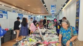 Pengunjung memadati area bazar perkakas rumah tangga yang digelar IHLS bersama SAGA Retail Group di SAGA Waena, Jayapura, Kamis, 23 April 2026. Galeripapua/ Ikbal Asra