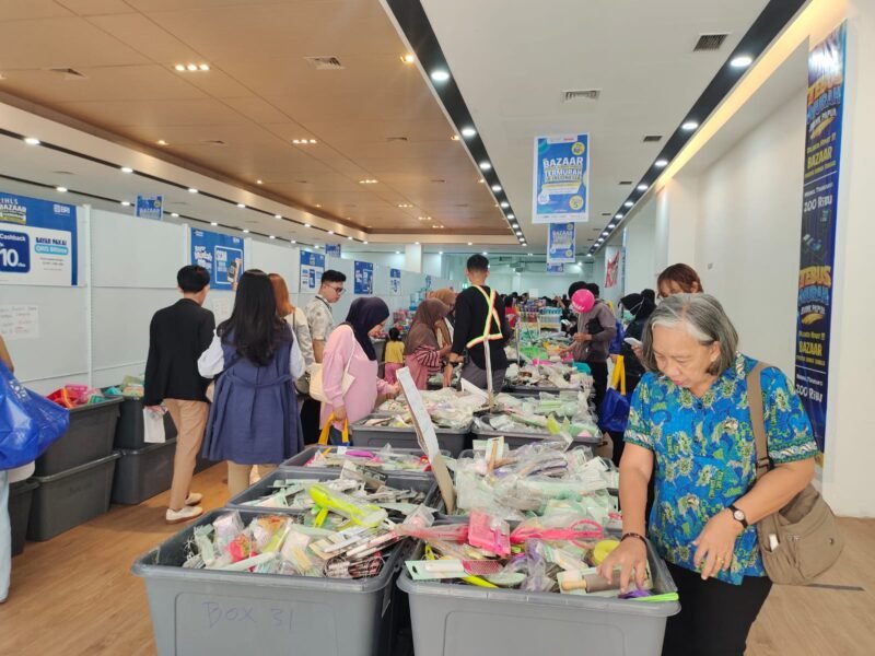 Pengunjung memadati area bazar perkakas rumah tangga yang digelar IHLS bersama SAGA Retail Group di SAGA Waena, Jayapura, Kamis, 23 April 2026. Galeripapua/ Ikbal Asra