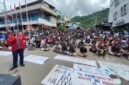 Seorang mahasiswa menyampaikan orasi saat aksi Solidaritas Mahasiswa Papua (SOMAP) di Lingkaran Abepura, Jayapura, Senin, 27 April 2026. Aksi tersebut menyoroti situasi yang mereka sebut sebagai darurat militer dan krisis kemanusiaan di Tanah Papua. Galeripapua/Ikbal Asra