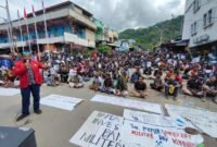 Seorang mahasiswa menyampaikan orasi saat aksi Solidaritas Mahasiswa Papua (SOMAP) di Lingkaran Abepura, Jayapura, Senin, 27 April 2026. Aksi tersebut menyoroti situasi yang mereka sebut sebagai darurat militer dan krisis kemanusiaan di Tanah Papua. Galeripapua/Ikbal Asra
