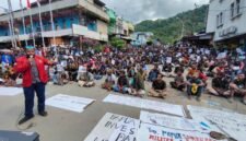 Seorang mahasiswa menyampaikan orasi saat aksi Solidaritas Mahasiswa Papua (SOMAP) di Lingkaran Abepura, Jayapura, Senin, 27 April 2026. Aksi tersebut menyoroti situasi yang mereka sebut sebagai darurat militer dan krisis kemanusiaan di Tanah Papua. Galeripapua/Ikbal Asra