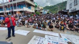 Seorang mahasiswa menyampaikan orasi saat aksi Solidaritas Mahasiswa Papua (SOMAP) di Lingkaran Abepura, Jayapura, Senin, 27 April 2026. Aksi tersebut menyoroti situasi yang mereka sebut sebagai darurat militer dan krisis kemanusiaan di Tanah Papua. Galeripapua/Ikbal Asra