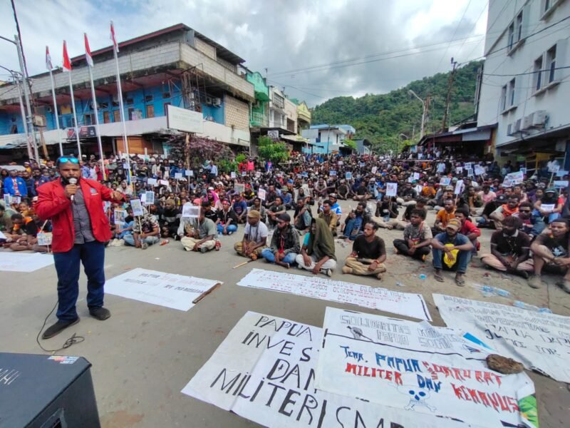 Seorang mahasiswa menyampaikan orasi saat aksi Solidaritas Mahasiswa Papua (SOMAP) di Lingkaran Abepura, Jayapura, Senin, 27 April 2026. Aksi tersebut menyoroti situasi yang mereka sebut sebagai darurat militer dan krisis kemanusiaan di Tanah Papua. Galeripapua/Ikbal Asra