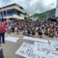 Seorang mahasiswa menyampaikan orasi saat aksi Solidaritas Mahasiswa Papua (SOMAP) di Lingkaran Abepura, Jayapura, Senin, 27 April 2026. Aksi tersebut menyoroti situasi yang mereka sebut sebagai darurat militer dan krisis kemanusiaan di Tanah Papua. Galeripapua/Ikbal Asra