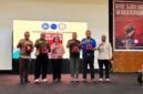 Foto bersama usai penyerahan plakat dalam peringatan May Day di lingkungan PT Freeport Indonesia, bertempat di Multipurpose Room Kuala Kencana, Mimika, Papua Tengah, Jumat (1/5/2026). (Foto: Galeri Papua/Endy Langobelen)