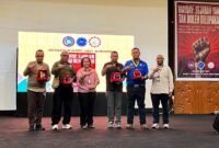 Foto bersama usai penyerahan plakat dalam peringatan May Day di lingkungan PT Freeport Indonesia, bertempat di Multipurpose Room Kuala Kencana, Mimika, Papua Tengah, Jumat (1/5/2026). (Foto: Galeri Papua/Endy Langobelen)