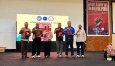 Foto bersama usai penyerahan plakat dalam peringatan May Day di lingkungan PT Freeport Indonesia, bertempat di Multipurpose Room Kuala Kencana, Mimika, Papua Tengah, Jumat (1/5/2026). (Foto: Galeri Papua/Endy Langobelen)