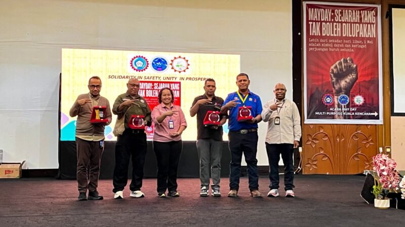 Foto bersama usai penyerahan plakat dalam peringatan May Day di lingkungan PT Freeport Indonesia, bertempat di Multipurpose Room Kuala Kencana, Mimika, Papua Tengah, Jumat (1/5/2026). (Foto: Galeri Papua/Endy Langobelen)