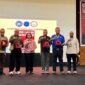 Foto bersama usai penyerahan plakat dalam peringatan May Day di lingkungan PT Freeport Indonesia, bertempat di Multipurpose Room Kuala Kencana, Mimika, Papua Tengah, Jumat (1/5/2026). (Foto: Galeri Papua/Endy Langobelen)