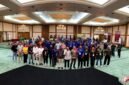 Foto bersama dalam peringatan hari buruh internasional (May Day) yang berlangsung di Multipurpose Room Kuala Kencana, Mimika, Papua Tengah, Jumat (1/5/2026). (Foto: Galeri Papua/Ahmad)