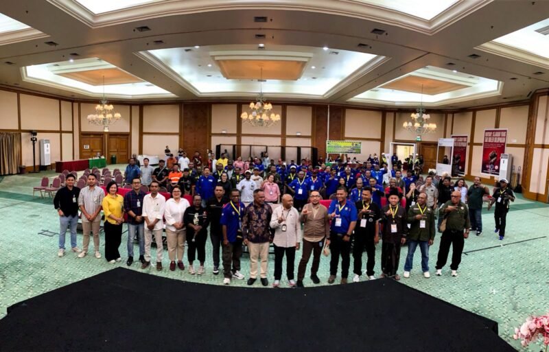 Foto bersama dalam peringatan hari buruh internasional (May Day) yang berlangsung di Multipurpose Room Kuala Kencana, Mimika, Papua Tengah, Jumat (1/5/2026). (Foto: Galeri Papua/Ahmad)