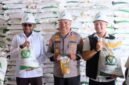 Anggota Komisi XIII DPR RI, Yan Permenas Mandenas saat mengunjungi gudang Perum Bulog KC Timika, Sabtu (2/5/2026). (Foto: Galeri Papua/Ahmad)