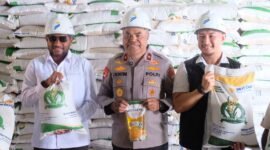 Anggota Komisi XIII DPR RI, Yan Permenas Mandenas saat mengunjungi gudang Perum Bulog KC Timika, Sabtu (2/5/2026). (Foto: Galeri Papua/Ahmad)