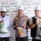 Anggota Komisi XIII DPR RI, Yan Permenas Mandenas saat mengunjungi gudang Perum Bulog KC Timika, Sabtu (2/5/2026). (Foto: Galeri Papua/Ahmad)