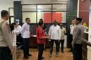 Kunjungan Anggota Komisi XIII DPR RI, Yan Permenas Mandenas bersama Kapolda Papua Tengah, Brigjen Pol Jermias Rontini ke Kantor Imigrasi Kelas II TPI Timika, Sabtu (2/5/2026). (Foto: Galeri Papua/Ahmad)