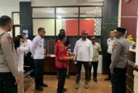 Kunjungan Anggota Komisi XIII DPR RI, Yan Permenas Mandenas bersama Kapolda Papua Tengah, Brigjen Pol Jermias Rontini ke Kantor Imigrasi Kelas II TPI Timika, Sabtu (2/5/2026). (Foto: Galeri Papua/Ahmad)