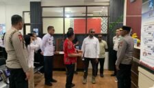 Kunjungan Anggota Komisi XIII DPR RI, Yan Permenas Mandenas bersama Kapolda Papua Tengah, Brigjen Pol Jermias Rontini ke Kantor Imigrasi Kelas II TPI Timika, Sabtu (2/5/2026). (Foto: Galeri Papua/Ahmad)