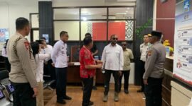 Kunjungan Anggota Komisi XIII DPR RI, Yan Permenas Mandenas bersama Kapolda Papua Tengah, Brigjen Pol Jermias Rontini ke Kantor Imigrasi Kelas II TPI Timika, Sabtu (2/5/2026). (Foto: Galeri Papua/Ahmad)